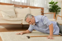 Nguy cơ té ngã trong mùa nồm ở người cao tuổi