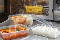 Có nên hâm thức ăn trong lò vi sóng bằng hộp nhựa?