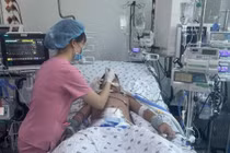 Cứu bé trai 11 tuổi sốt xuất huyết nặng biến chứng suy hô hấp