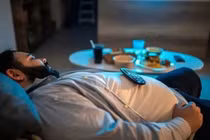 Rủi ro sức khỏe khi vừa ăn xong đã nằm