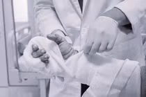 Kính bể cá vỡ cắt đứt động mạch cổ tay nam thanh niên 24 tuổi 