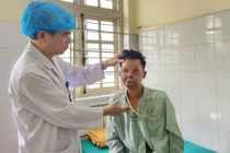 Đang đi săn, người ông bất ngờ bị gấu tấn công khiến mặt biến dạng