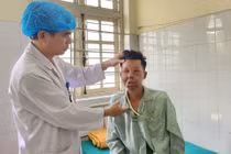 Đang đi săn, người ông bất ngờ bị gấu tấn công khiến mặt biến dạng