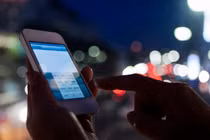 Hỏng ba đốt sống cổ do... cúi đầu dùng điện thoại quá nhiều