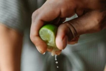 Nhỏ chanh chữa đau mắt... bé gái bị tổn thương biểu mô giác