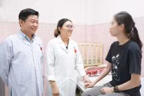 Cười nhiều về đêm tưởng "ma nhập" đi khám không ngờ mắc... viêm não tự miễn