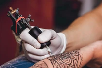 Xăm hình rồng phượng giá rẻ, nam thanh niên phải cầu cứu bác sĩ