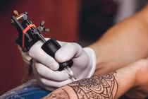 Xăm hình rồng phượng giá rẻ, nam thanh niên phải cầu cứu bác sĩ