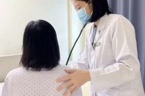 Người phụ nữ bị vi khuẩn "ăn" thủng van tim sau nhiều tháng sốt cao