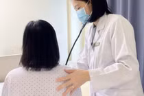 Người phụ nữ bị vi khuẩn "ăn" thủng van tim sau nhiều tháng sốt cao