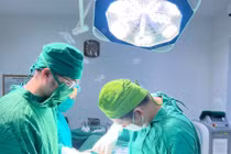 Bé trai đột ngột đau vùng bìu, tinh hoàn sưng to sau trận đá bóng 