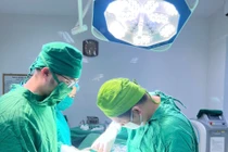 Bé trai đột ngột đau vùng bìu, tinh hoàn sưng to sau trận đá bóng 