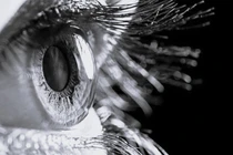 Suýt mù vì hóa chất chảy vào mắt khi uốn mi