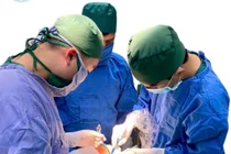 Đắp thuốc nam chữa u tuyến giáp, cụ bà 70 tuổi bị nhiễm trùng cổ nặng