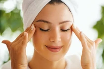 Cách massage mặt trước khi ngủ giúp da săn chắc