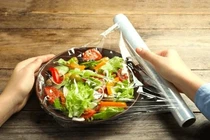 Sai lầm khi dùng màng bọc thực phẩm gây hại sức khỏe, ít ai biết