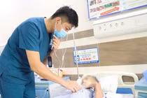 Đau dữ dội quanh rốn, bụng cứng như gỗ, đi khám phát hiện thủng tạng