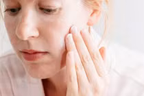 Chuyển mùa xuân - hè: Vì sao da dễ bị khô, bong tróc?