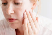 Chuyển mùa xuân - hè: Vì sao da dễ bị khô, bong tróc?