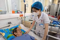 Cụ bà bị hươu nhà nuôi húc gãy 14 xương sườn, tổn thương tim