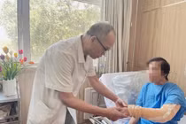 Người phụ nữ bị phù bạch mạch cánh tay sau phẫu thuật ung thư vú