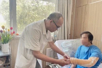 Người phụ nữ bị phù bạch mạch cánh tay sau phẫu thuật ung thư vú