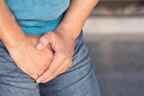 Nam thanh niên gặp họa khi tự lộn bao quy đầu