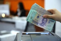 Lãi suất tiết kiệm tiếp tục giảm, lãi vay có cao?