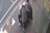 Hai anh em ruột rủ nhau dùng búa đi cướp tiệm vàng