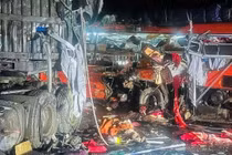 Video: Tai nạn xe đầu kéo và xe khách khiến 6 người tử vong 