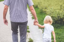 Làm thế nào khi ông bà làm hư cháu?