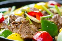 Ăn thịt bò hay thịt lợn tốt hơn?