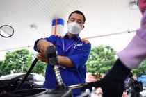 Giá xăng giảm mạnh về mức thấp nhất hơn 1 năm