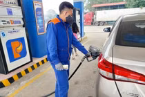 Giá xăng tăng lên sát 24.000 đồng/lít