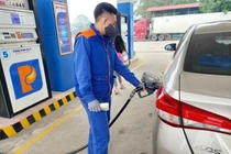 Giá xăng tăng lên sát 24.000 đồng/lít