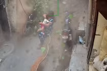 Thót tim khoảnh khắc mẹ ôm con chạy thoát thân khi tòa nhà đổ sập