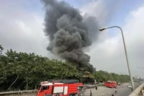 Bãi phế liệu huyện Đông Anh cháy ngùn ngụt