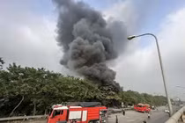 Bãi phế liệu huyện Đông Anh cháy ngùn ngụt