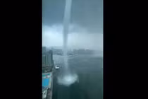 Thót tim vòi rồng khổng lồ cao hàng trăm mét hút nước trên biển