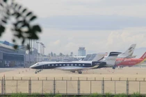 5 'chuyên cơ tỷ phú' đậu ở sân bay, người dân Đà Nẵng tò mò ngắm 