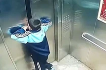 "Toát mồ hôi" cảnh bé trai dùng tay không mở cửa thang máy bị kẹt