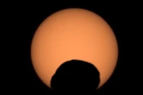 Ảnh chấn động thế giới về nhật thực mắt lồi độc đáo trên sao Hỏa 