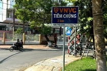Loạt biển báo VNVC tiêm chủng "mọc" bất thường tại Quảng Ngãi