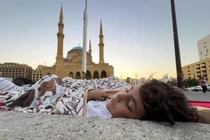 Quặn lòng cảnh người dân Beirut chạy loạn khi Israel dồn dập không kích