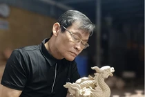 Xem nghệ nhân chế tác rồng dát vàng đón Tết Giáp Thìn 2024