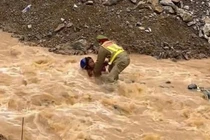 Thượng úy công an dũng cảm lao xuống dòng nước cứu dân