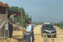 Vướng mắc phương án đền bù, một hộ dân tự lập trạm thu phí