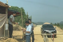 Vướng mắc phương án đền bù, một hộ dân tự lập trạm thu phí