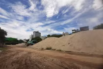 Hà Nội: Bãi tập kết vật liệu xây dựng không phép, gây ô nhiễm 