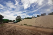 Hà Nội: Bãi tập kết vật liệu xây dựng không phép, gây ô nhiễm 